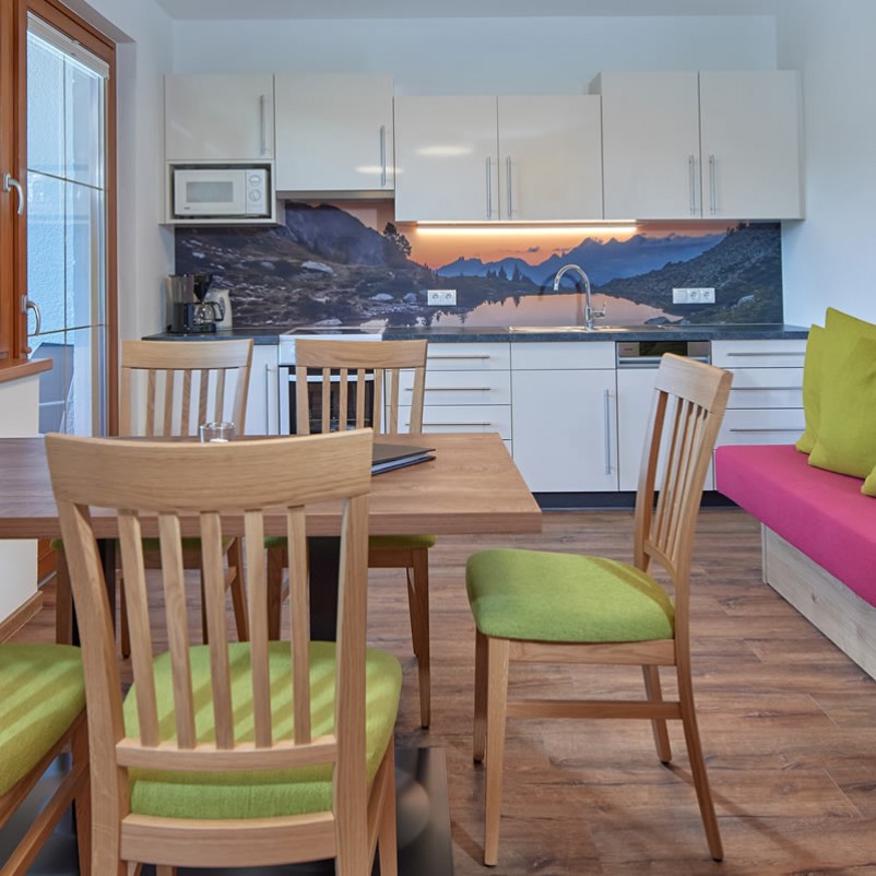 Küche mit Essbereich und gemütlicher Sitzbank