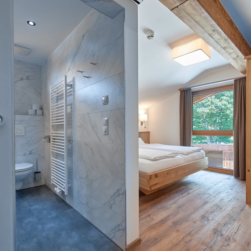 Blick ins moderne Badezimmer und Schlafzimmer