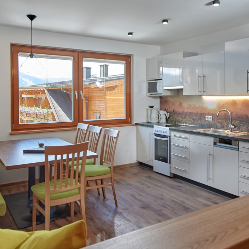 Moderne Küche mit Essbereich