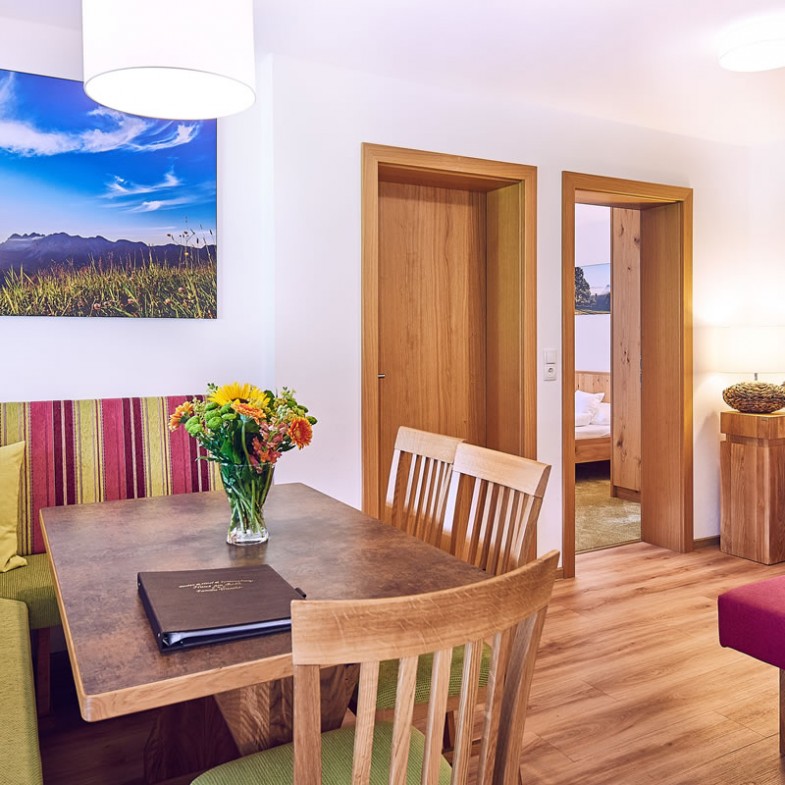 Küche mit Sitzecke in der Ferienwohnung in der Pension Haus am Bach