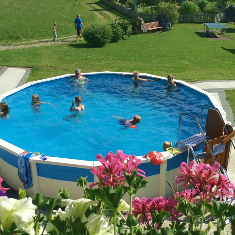 Unser hauseigener Swimmingpool zum Plantschen, Schwimmen und Abkühlen an heißen Sommertagen