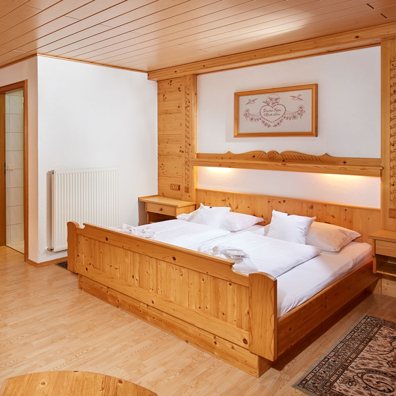 Hell möbliertes Schlafzimmer mit Doppelbett